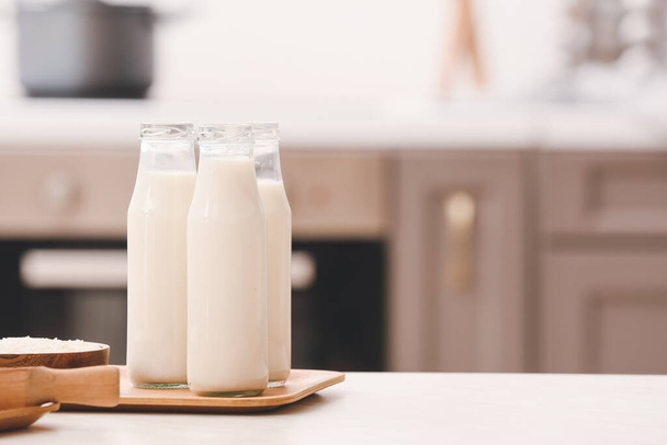 Бутылки рисового молока на столе - Фото, изображение