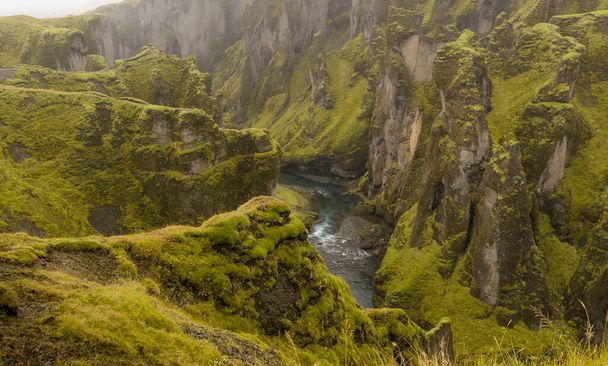 Άποψη των βράχων και ενός ποταμού από ψηλά, Fjadrargljufur Canyon, Kirkjubaejarklaustur, Ισλανδία - Φωτογραφία, εικόνα