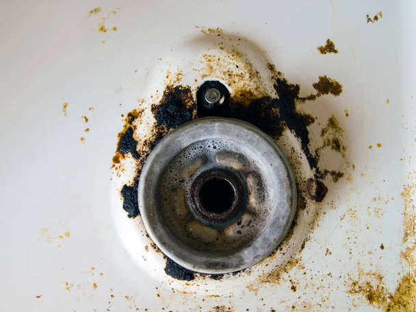 油っぽい汚れ、煙やコーヒーの残留物で覆われた汚れたガスストーブの断片。ガスバーナーから１発。汚れや不衛生な状態の概念。家の掃除. - 写真・画像