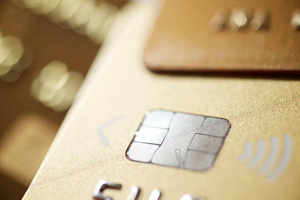 Chip electrónico en una vista de tarjeta de crédito. - Foto, imagen