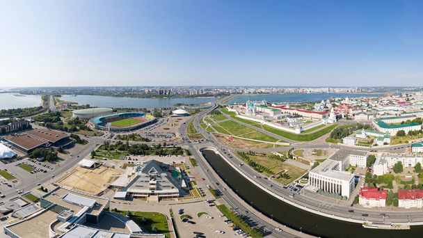 Kazan, Rusland. Panorama van het centrale deel van de stad, uitzicht op het Kazan Kremlin. Luchtzicht - Foto, afbeelding
