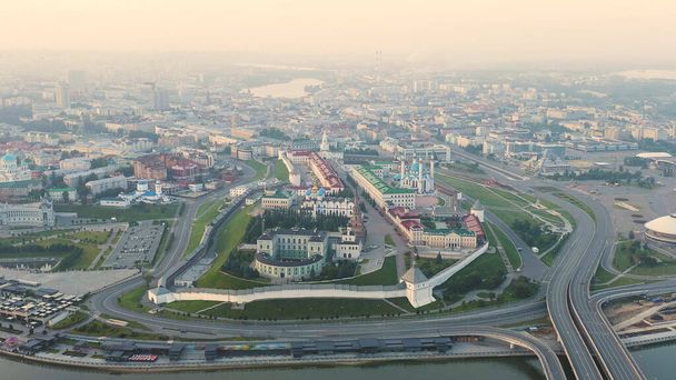 Kazan, Rusya. Sabahın erken saatlerinde Kazan Kremlin 'in hava görüntüsü. Kazanka nehir dolgusu, Hava Görünümü   - Fotoğraf, Görsel