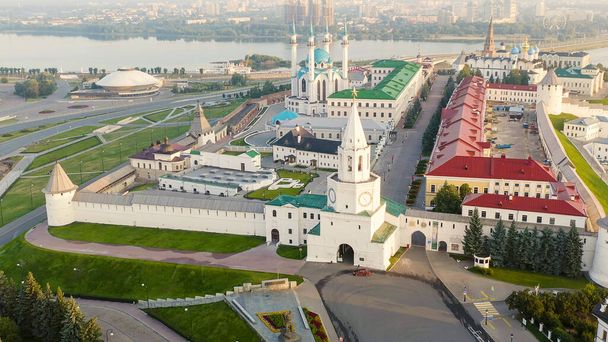 Kazan, Rusya. Sabahın erken saatlerinde Kazan Kremlin 'in hava görüntüsü. Spasskaya Kulesi, Hava Görünümü   - Fotoğraf, Görsel