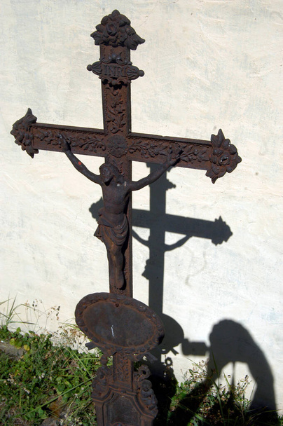 Иисус Христос висит на кресте, символ страданий в христианской религии - Фото, изображение