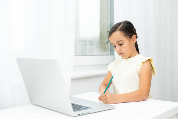 веселые маленькие девочки дети с помощью ноутбука, изучая через систему электронного обучения онлайн - Фото, изображение