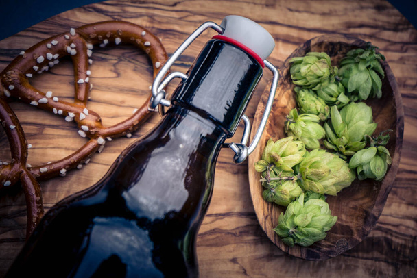 Свежий зеленый хмель компонент для варки пива - Фото, изображение