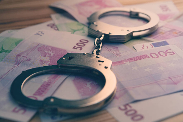 money and handcuffs bribery of the authorities - Fotografie, Obrázek