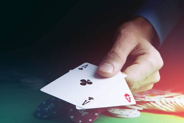 Gioco d'azzardo. Carte da primo piano per giocare a poker su un tavolo da gioco in un casinò  - Foto, immagini