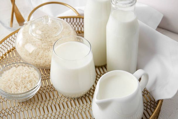Gesunde Reismilch auf Tablett - Foto, Bild