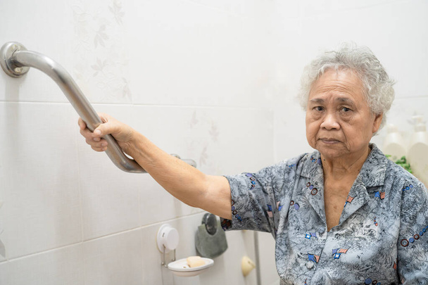 Asiatico anziano o anziano donna anziana paziente uso toilette maniglia sicurezza nel reparto ospedaliero infermieristico, sano forte concetto medico.  - Foto, immagini