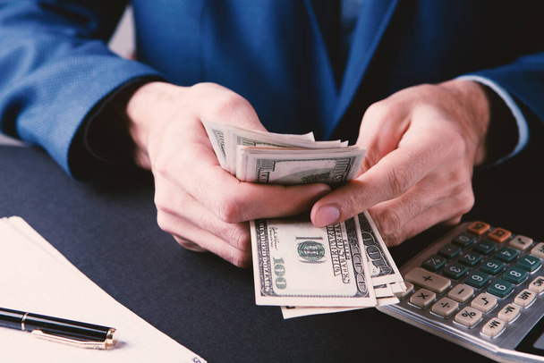 man counts money calculating finance - Foto, Bild