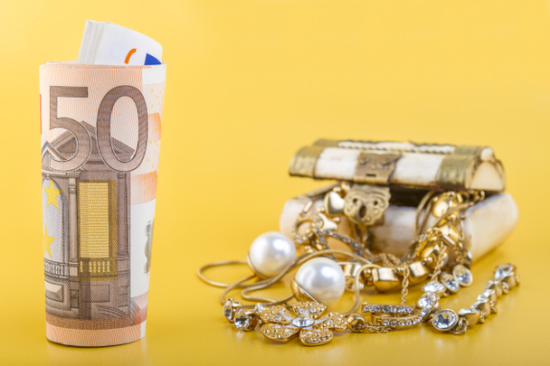 készpénz arany ékszerek-koncepciójának - Fotó, kép