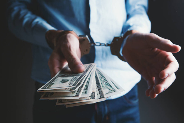 money and handcuffs bribery of the authorities - Foto, afbeelding