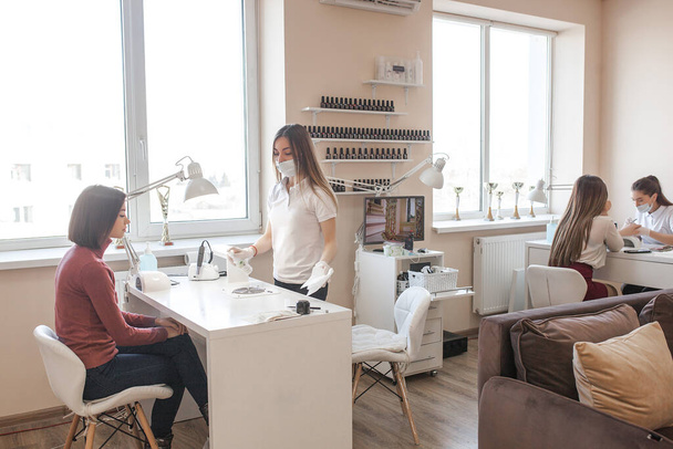 manicure in beauty salon. woman doing manicure - Fotografie, Obrázek