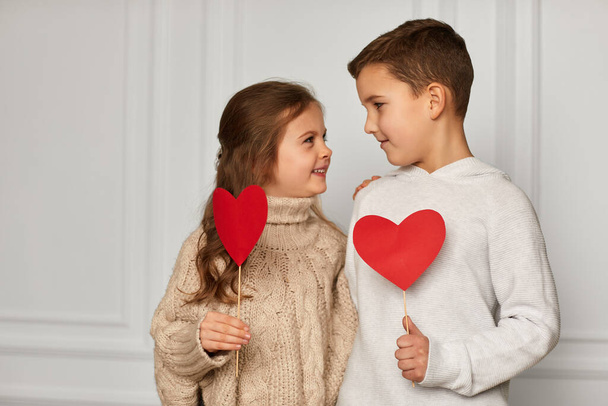Happy couple little girl and boy with red hearts - Fotografie, Obrázek