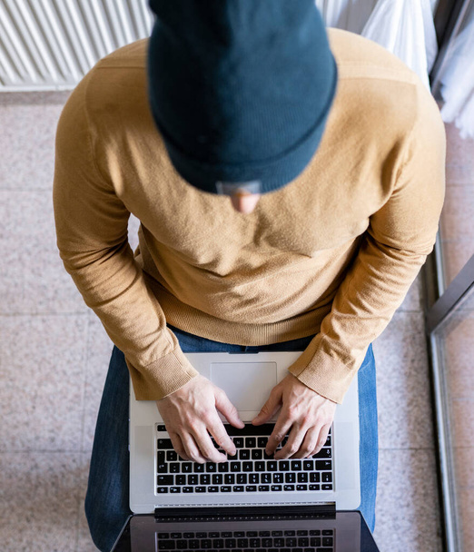 moderne man die thuis werkt met uw laptop - Foto, afbeelding