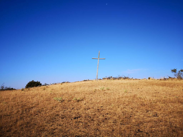山の上の宗教的十字架 - 写真・画像