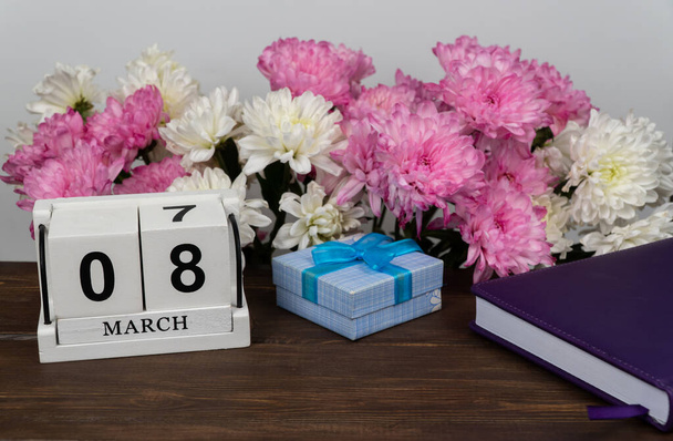 calendario con la data del 8 marzo e fiori di mazzo. Crisantemi delicati per la Giornata internazionale della donna.  - Foto, immagini