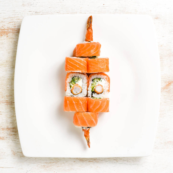 Des sushis aux crevettes. Cuisine traditionnelle japonaise. Vue de dessus. Sur fond blanc. - Photo, image