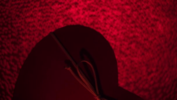 Regalo di S. Valentino su sfondo rosso cuore di bokeh. Scatola regalo, concetto di vacanza - Filmati, video