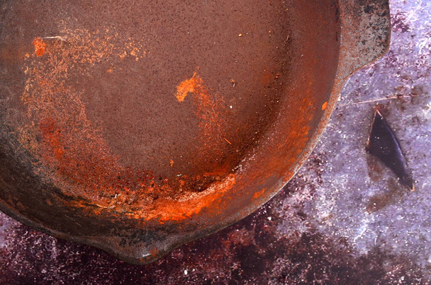 Σκουριασμένα μεταλλικά τηγάνια σε ρουστίκ φόντο. Ανακαίνιση ταψιού από χυτοσίδηρο. Παλιό σκουριασμένο στρογγυλό τηγάνι χυτοσιδήρου. θέα από ψηλά - Φωτογραφία, εικόνα