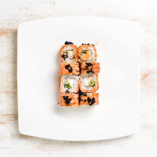 Rollos de sushi con pescado "Filadelfia". Comida tradicional japonesa. Vista superior. Sobre un fondo blanco. - Foto, imagen