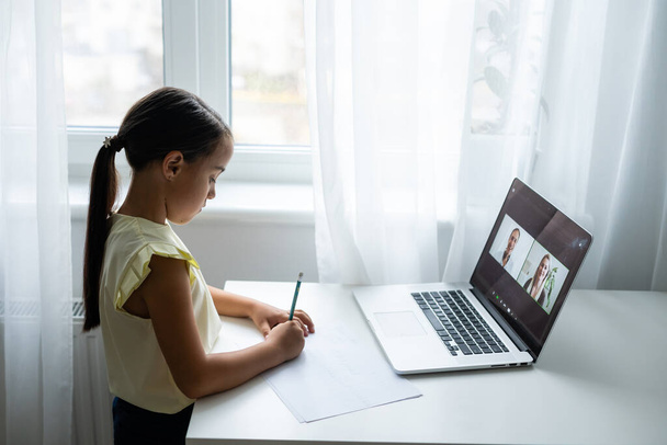 niños jovenes alegres de la muchacha usando el ordenador portátil, estudiando con el sistema en línea del e-learning - Foto, Imagen