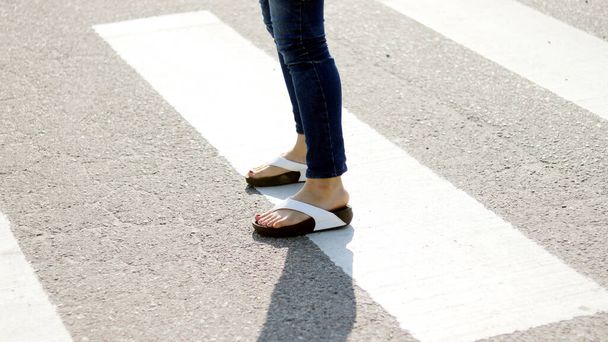 pernas de uma mulher na rua no fundo - Foto, Imagem