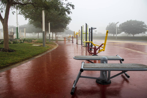 Outdoor-Fitnessgeräte an nebligem Morgen im Park. - Foto, Bild