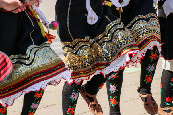 Geleneksel Bulgar folklor giysileri ve önlüklerinin yakın plan fotoğrafı, ayrıntılar, yüzler yok - Fotoğraf, Görsel