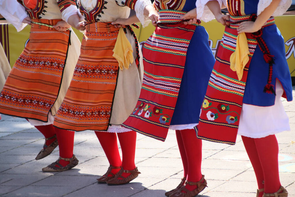 Imagen de primer plano de los vestidos y delantales tradicionales del folclore búlgaro, detalle, sin rostros - Foto, Imagen