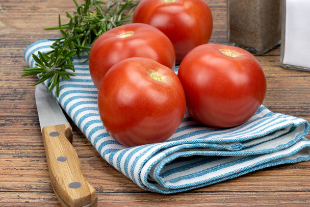 fresh tomatoes on wooden table - Foto, afbeelding