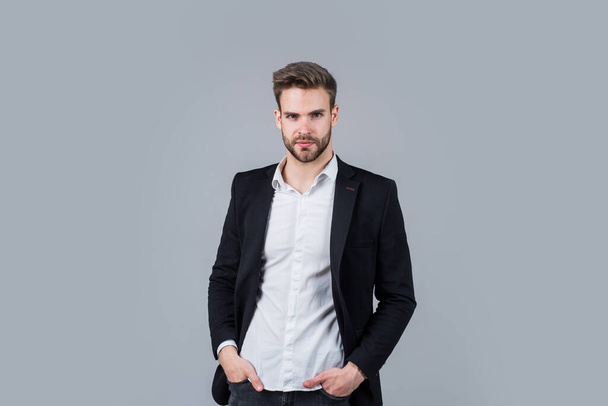 Following his personal style. groomed hairstyle. male beauty and fashion look. formal office costume for bearded guy. unshaven handsome man with bristle. hairdresser concept. young and confident boss - Foto, immagini