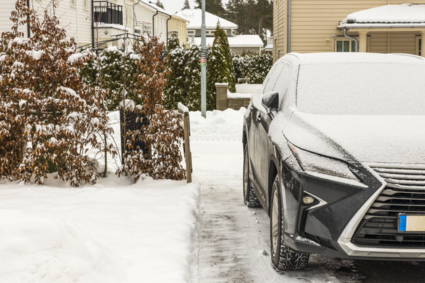 Закройте вид на заснеженный автомобиль. Концепция зимнего сезона. Швеция.  - Фото, изображение