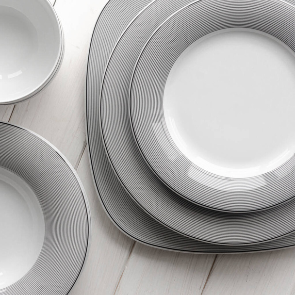 Un conjunto clásico de placas de porcelana de diferentes formas y tamaños. Para el hogar y restaurante - Foto, Imagen