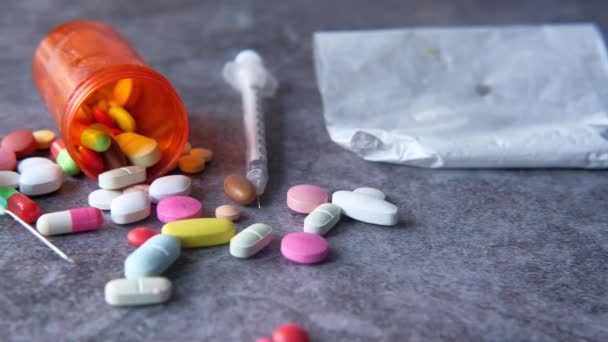 a kábítószer-túladagolás, fecskendő és tabletták sötét háttérrel, közelkép  - Felvétel, videó