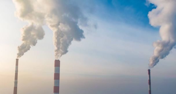 煙突から煙と工業地帯、植物や工場の空中ビュー。大気汚染の概念 - 写真・画像