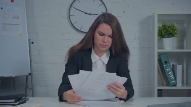 незадоволена бізнес-леді кидає документи в офіс
 - Кадри, відео