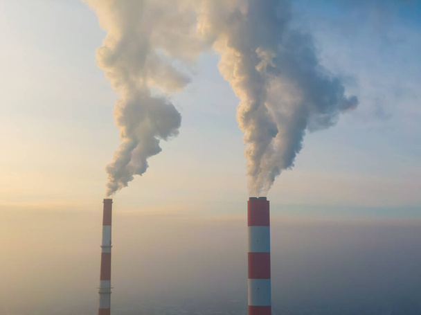 Widok z lotu ptaka Strefy przemysłowej, zakładów i fabryk z dymem z kominów. Koncepcja zanieczyszczenia powietrza - Zdjęcie, obraz
