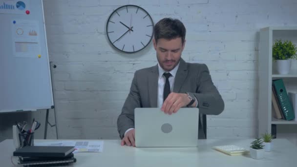 homme d'affaires mécontent éteindre ordinateur portable dans le bureau - Séquence, vidéo