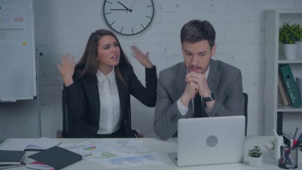 απογοητευμένη επιχειρηματίας gesturing και μιλώντας με αναστατωμένος συνάδελφος  - Πλάνα, βίντεο