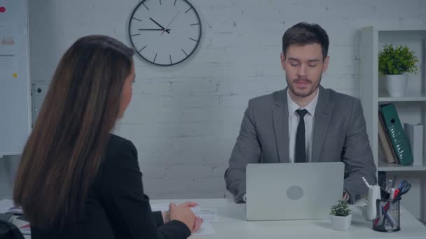 mujer hablando durante entrevista de trabajo con hombre de negocios en la oficina - Metraje, vídeo