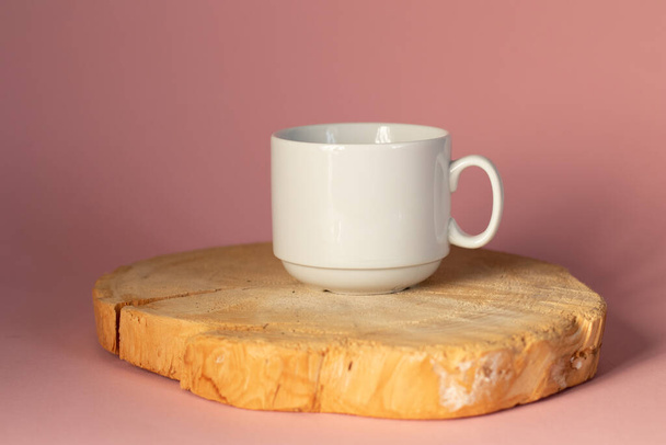 Una taza de café recién hecho sobre tabla de cortar de madera. Taza americana en un círculo de árbol cortado - Foto, Imagen