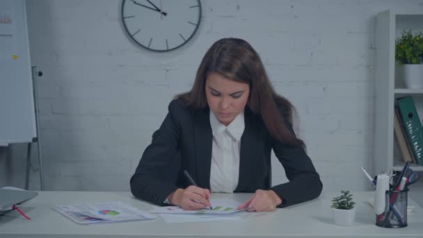 displeased manager writing on charts, crumpling paper and throwing away - Footage, Video