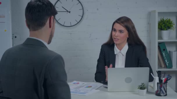 επιχειρηματίας που μιλάει κατά τη διάρκεια συνέντευξης εργασίας με υποψήφιο στο γραφείο - Πλάνα, βίντεο