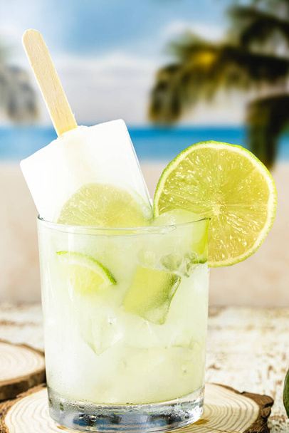 Bebida brasileña de limón con alcohol destilado. Helado con bebida llamado "caipirinha", típico del verano brasileño - Foto, Imagen