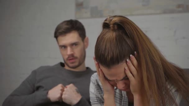 θολή άνθρωπος κοιτάζοντας αναστατωμένος φίλη ενώ φιλονικία στο σπίτι - Πλάνα, βίντεο