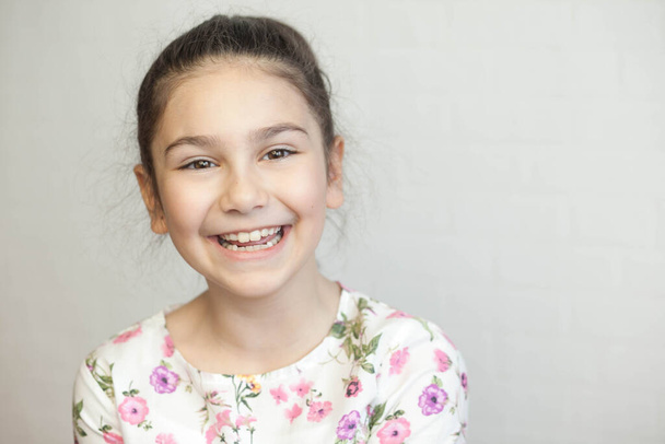 портрет улыбающейся маленькой девочки с длинными волосами - Фото, изображение