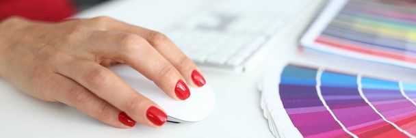 Жіночі руки з манікюром працює за комп'ютером
 - Фото, зображення