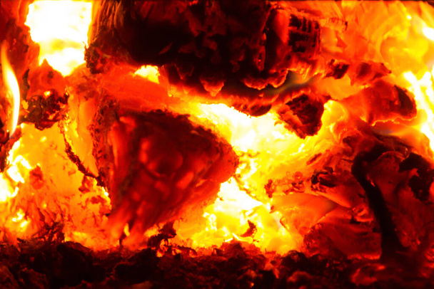 Kazanda yanan kömürden, sıcak havadan ve ısıtılmış metalden cehennem sıcağı. - Fotoğraf, Görsel